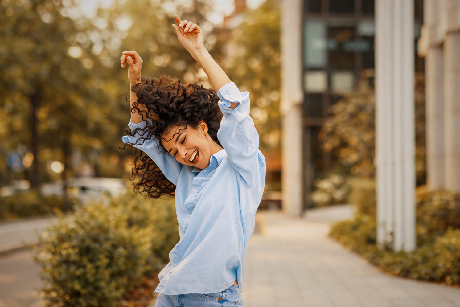 Persona activa disfrutando de energía diaria natural