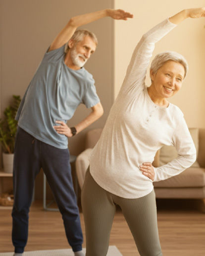 Adultos mayores realizando ejercicios suaves para mantener bienestar y vitalidad